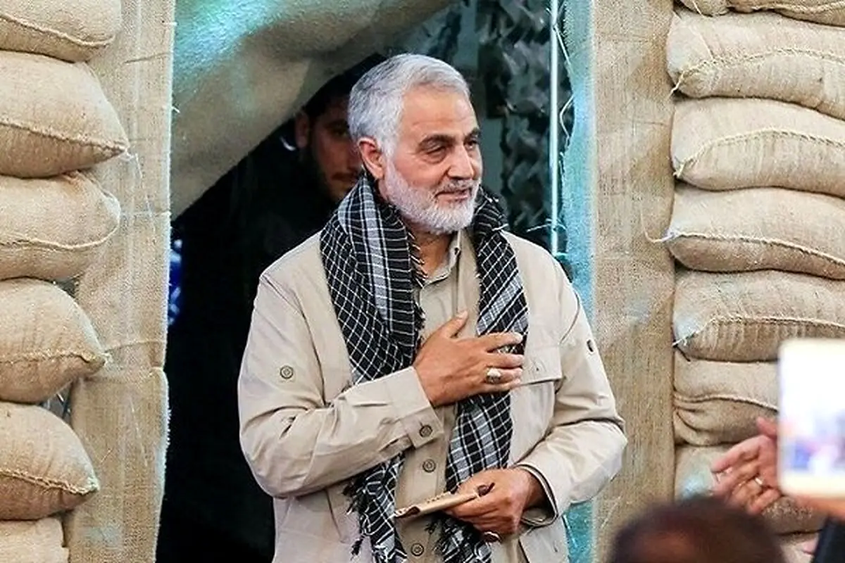 مردی شبیه به حاج قاسم سلیمانی در پیاده‌روی اربعین + فیلم
