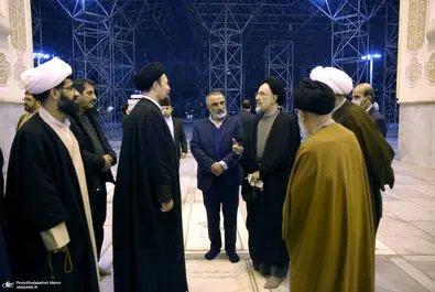 خاتمی و اعضای مجمع روحانیون در حرم امام 