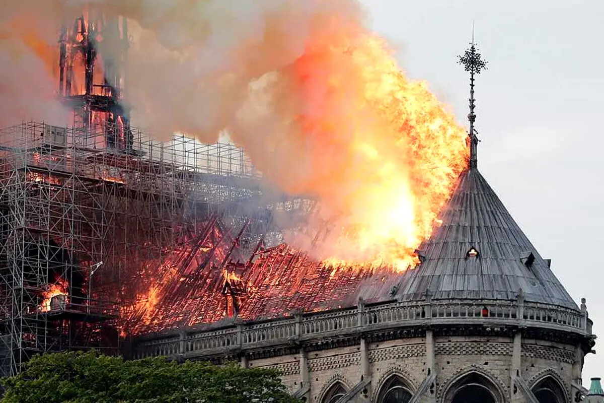 ساختمان تاریخی و شگفت انگیز کپنهاگ در آتش سوخت + فیلم