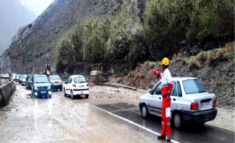 وضعیت آخرالزمانی در جاده چالوس؛ سیل وحشتناک، ماشین‌ها را با خود برد
