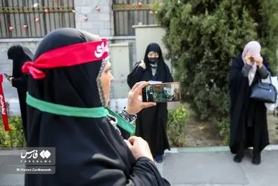 تجمع برخی زنان مقابل مجلس در اعتراض به وضعیت حجاب
