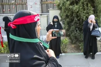 تجمع برخی زنان مقابل مجلس در اعتراض به وضعیت حجاب
