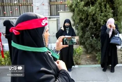 تجمع برخی زنان مقابل مجلس در اعتراض به وضعیت حجاب