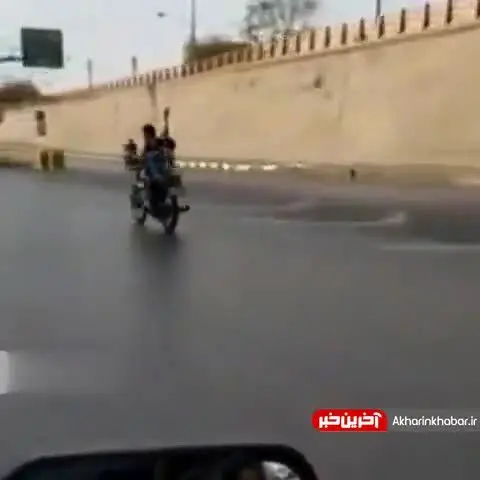 حرکت وحشتناک جوان مشهدی روی موتور در اتوبان + فیلم
