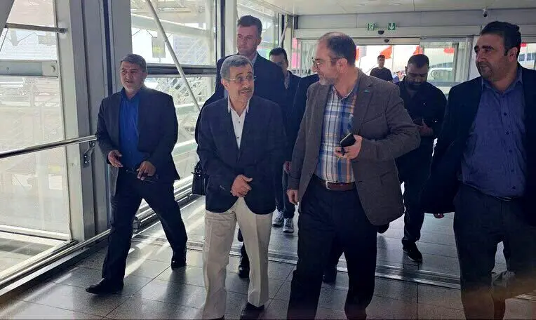 بست نشینی احمدی نژاد در فرودگاه