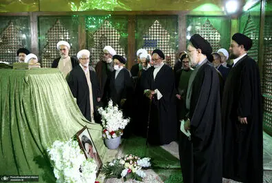 خاتمی و اعضای مجمع روحانیون در حرم امام 
