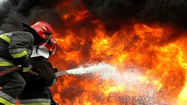 آتش‌سوزی مجتمع مسکونی در خیابان رسالت + فیلم