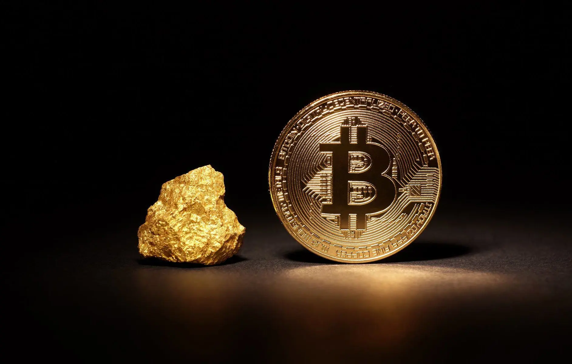 طلا بخریم یا بیت کوین؟