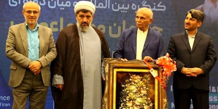 بوسه جنجالی امام جمعه بابلسر همه را شوکه کرد + عکس