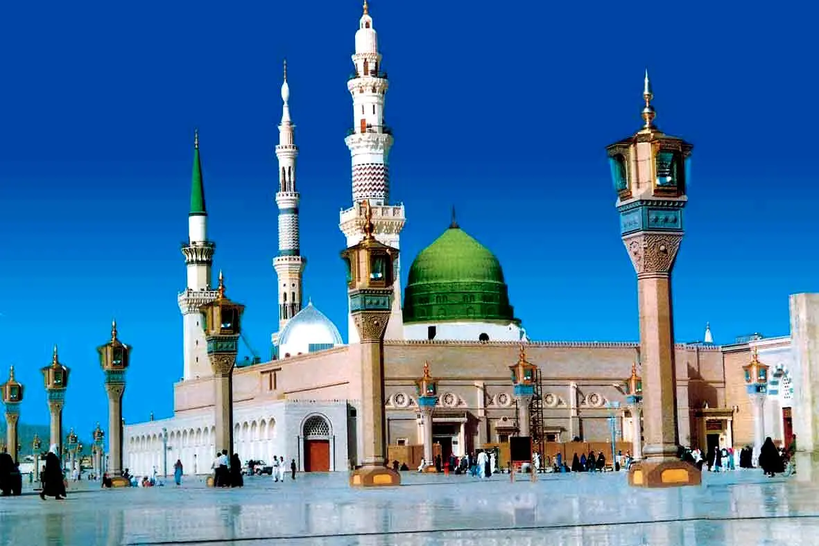 برداشتن حجاب در مسجد النبی جنجالی شد