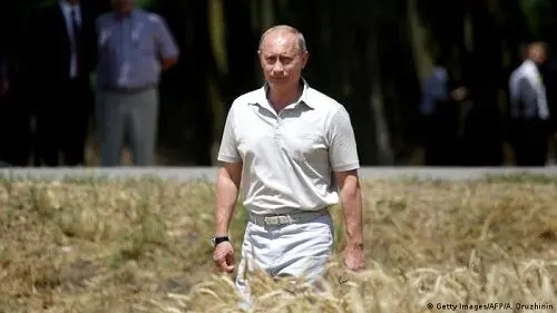 عکسی دیده‌نشده از ولادیمیر پوتین در آغوش مادرش