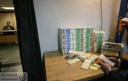 هجوم مردم به این بانک برای دریافت بیشترین سود بانکی  / خروج سپرده های سرمایه گذاری  از این بانک