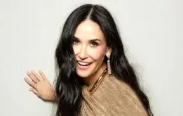 این زن ۶۲ ساله زیباترین زن سال شد + عکس

