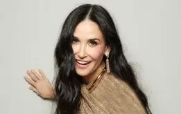 این زن ۶۲ ساله زیباترین زن سال شد + عکس

