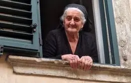 این پیرزن، جاذبه گردشگری روستا شد!