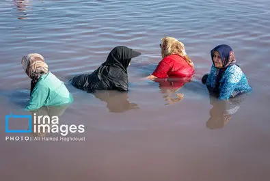 شنا کردن مردم در دریاچه بی‌جان ارومیه + عکس