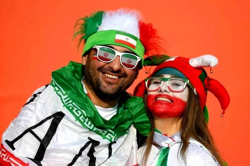 هواداران خانم تیم ملی با پوشش‌های متفاوت