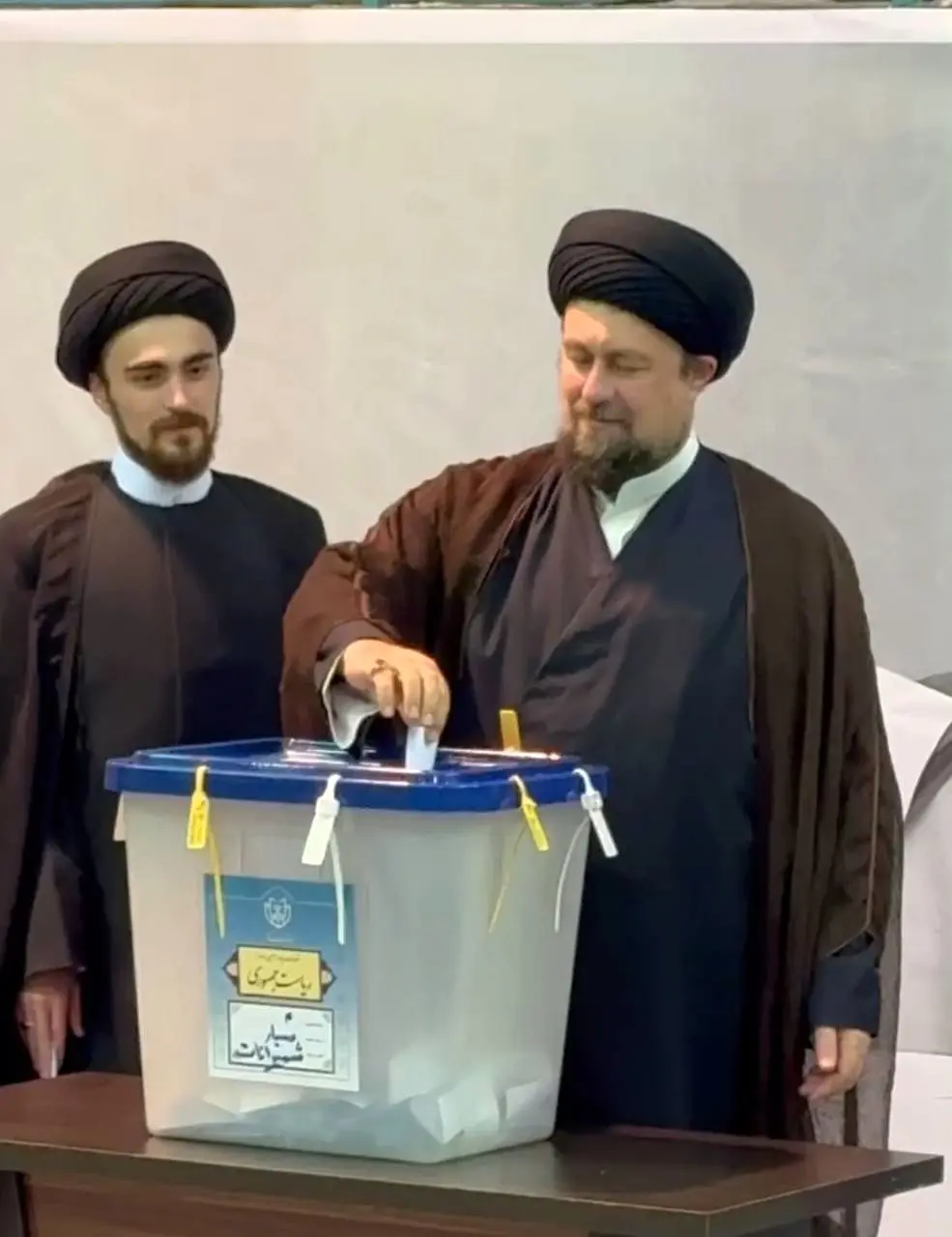 تصویری از سید حسن خمینی و فرزندش روحانی‌اش 