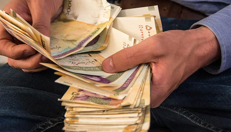 حقوق کارمندان و بازنشستگان به 10 میلیون می‌رسد؟ | افزایش معافیت مالیاتی حقوق کارمندان 