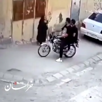 ویدئویی از حمله سارقان بی رحم به یک خانم سالمند

