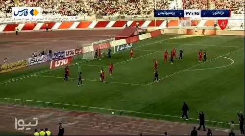 سنگ‌پراکنی برخی تماشاگران  در تبریز در بازی تراکتور و پرسپولیس/فیلم