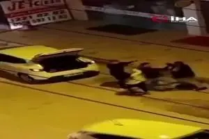 برخورد شوکه‌کننده مرد با زن جوان در خیابان!

