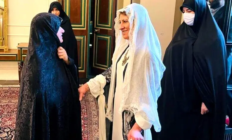 پوشش عجیب همسر رئیس جمهور عراق در دیدار با جمیله علم‌الهدی + عکس