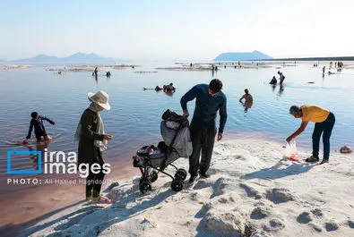 شنا کردن مردم در دریاچه بی‌جان ارومیه + عکس