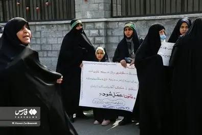 تجمع برخی زنان مقابل مجلس در اعتراض به وضعیت حجاب