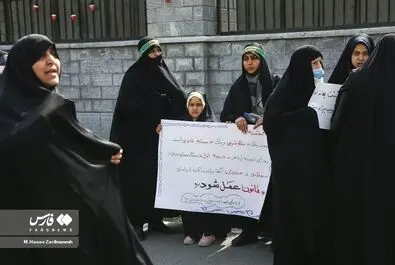 تجمع برخی زنان مقابل مجلس در اعتراض به وضعیت حجاب