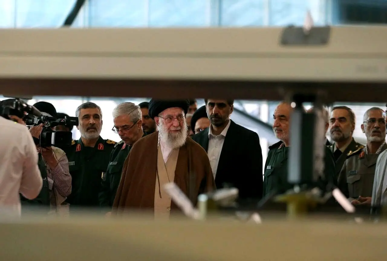بازدید رهبر انقلاب از آخرین  موشک ها و سلاح های ساخت نیروی هوافضای سپاه

