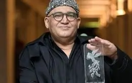 اشک‌های آقای بازیگر با شنیدن صدای همسر و فرزندانش+فیلم