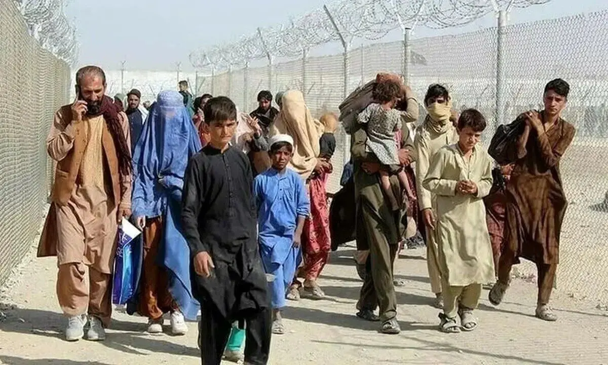 ازدحام گسترده اتباع افغان در مرز برای خروج از ایران + فیلم