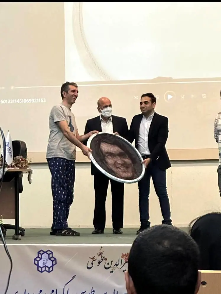 شلوار گل گلی یک استاد دانشگاه معروف به نشانه اعتراض خبرساز شد + تصاویر
