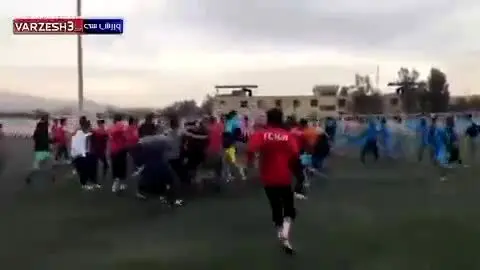کتک‌کاری دسته‌جمعی بازیکنان تیم آکادمی مهدوی‌کیا و پیکان وسط زمین! + ویدئو