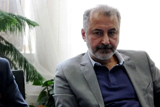 درویش مقابل یک دلال ایستاد