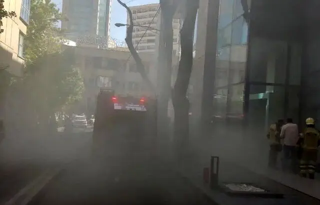 نجات ٨٠ نفر از حریق یک مجتمع تجاری در تهران