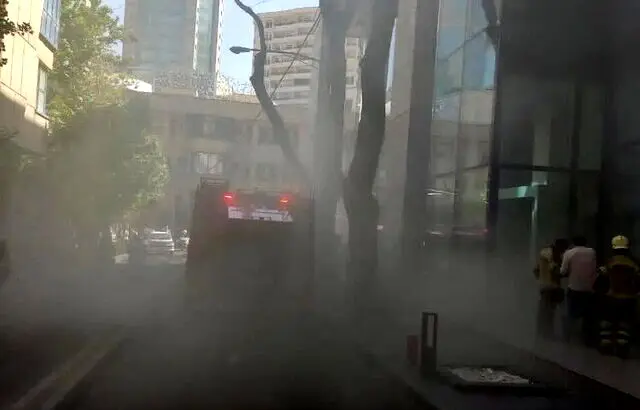 نجات ٨٠ نفر از حریق یک مجتمع تجاری در تهران
