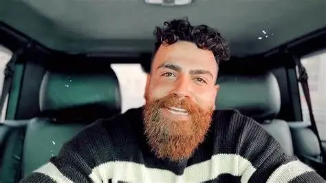 بدل معین زد که با خودش مو نمی‌زند!