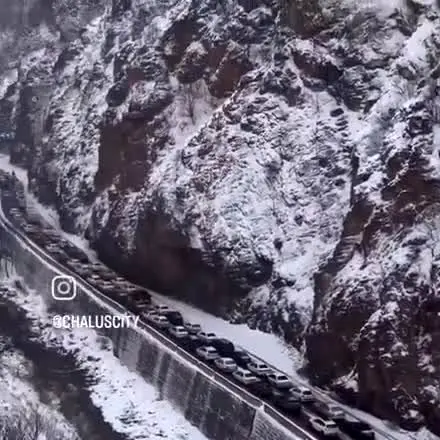 ترافیک آخرالزمانی جاده چالوس در سوز زمستان
