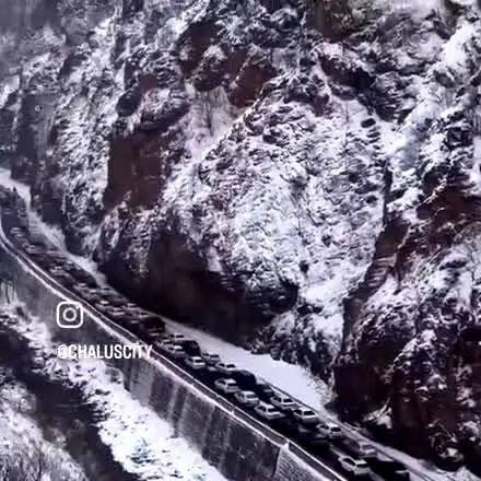 ترافیک آخرالزمانی جاده چالوس در سوز زمستان
