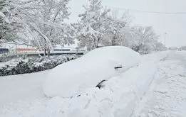 ماشین‌ها زیر برف مدفون شدند +عکس