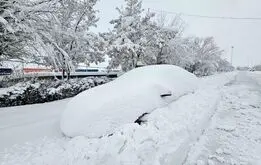 ماشین‌ها زیر برف مدفون شدند +عکس