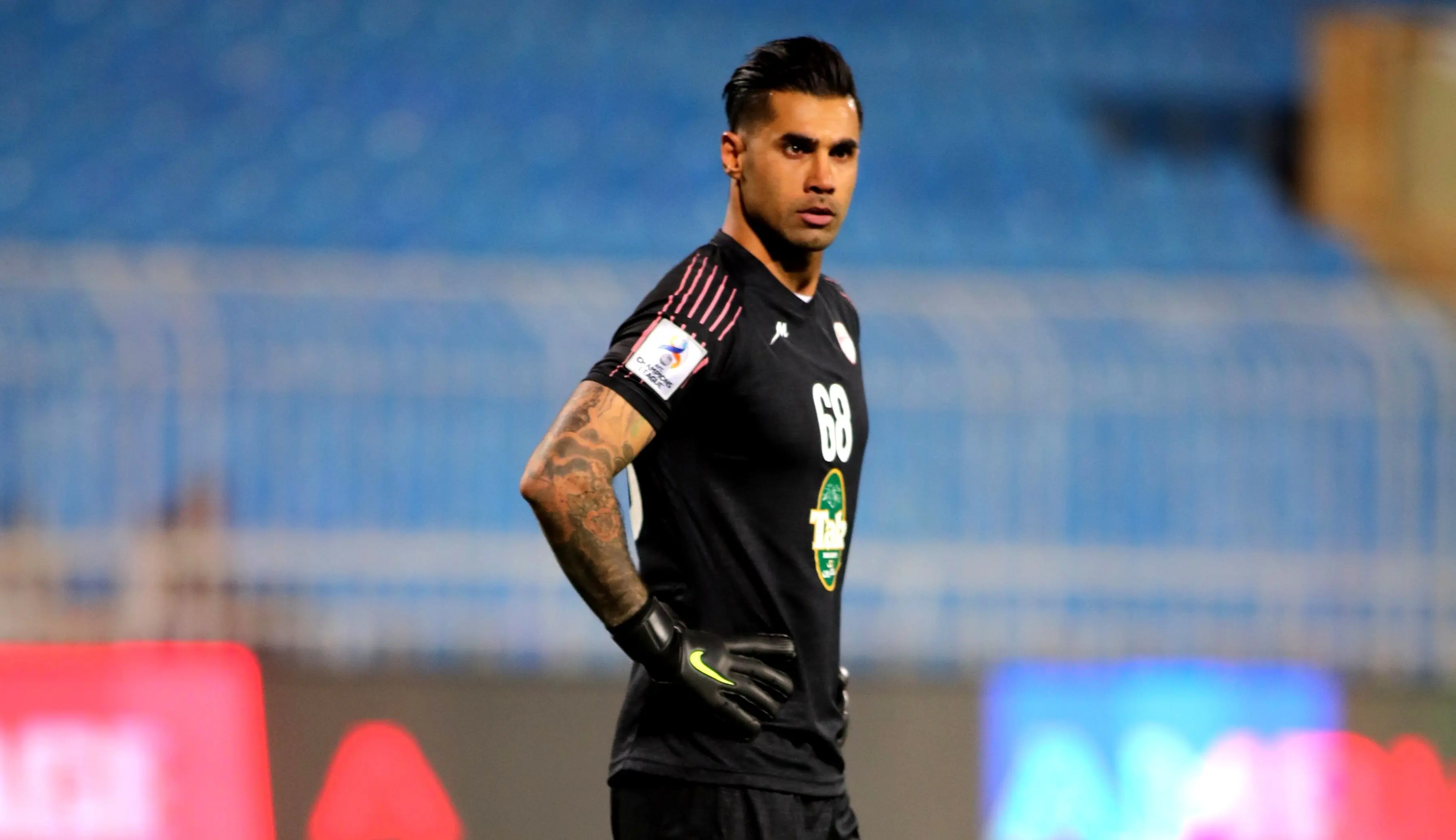 شعار دادن پرسپولیسی‌ها علیه دروازه‌بان استقلال