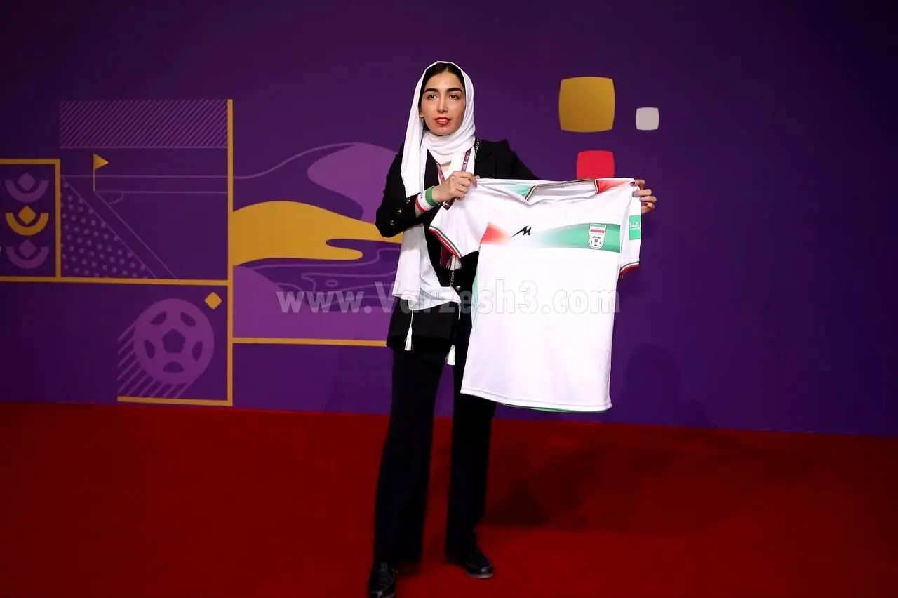 دختر ایرانی بر روی فرش قرمز مراسم قرعه‌کشی جام جهانی