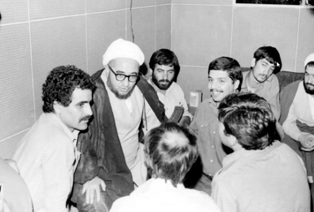 صادق خلخالی فیلم قیصر را تماشا کرد و درباره گوگوش نظر داد! +عکس

