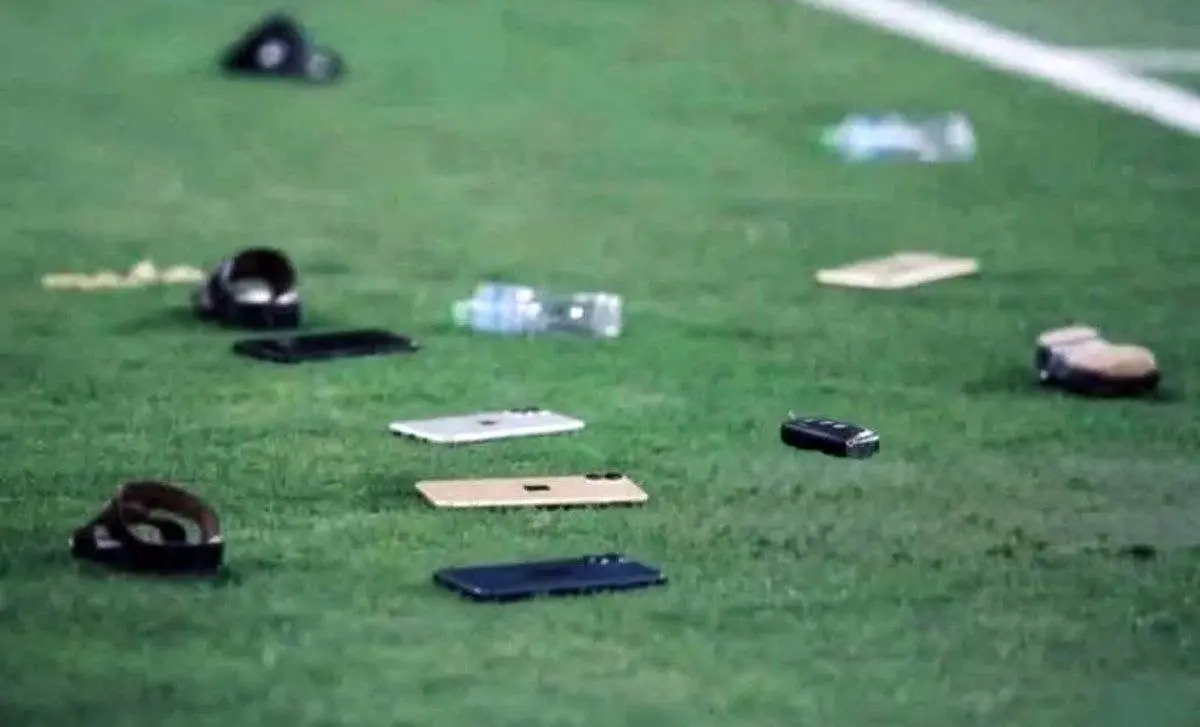 تماشاگران اماراتی بر سر بازیکنان قطر آیفون ۱۷ پرتاب کردند!