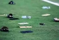 تماشاگران اماراتی بر سر بازیکنان قطر آیفون ۱۷ پرتاب کردند!