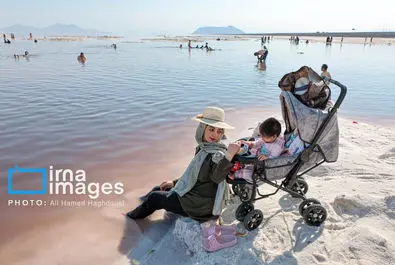 شنا کردن مردم در دریاچه بی‌جان ارومیه + عکس
