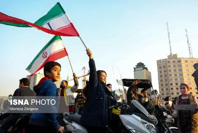 حجاب زنان پس از بازی فوتبال تماشاگران در خیابان 